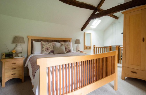 Upper Oddington Haus | Climbing Rose Cottage - Dog Friendly - Peaceful Cotswold Cottage