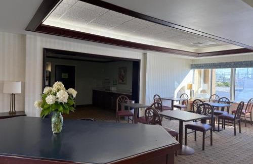 Port Clinton Hotel | Clinton Inn & Suites