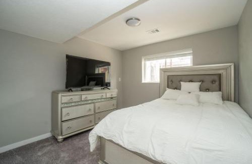 Allendale Area Haus | Close to Downtown Sleeps 8 Private Backyard