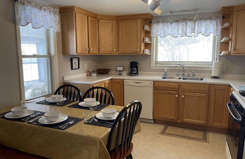 Rangeley Hütte | Close to Everything, Cozy Cottage for up to 6, Cleanest in Rangeley!