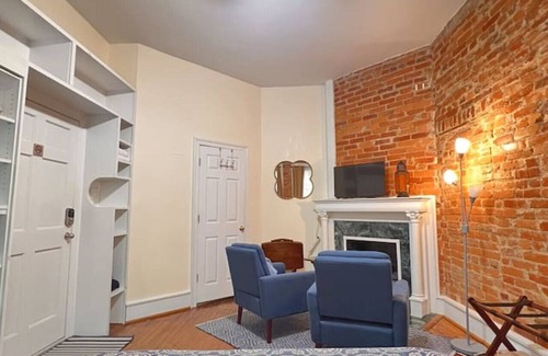 Adams Morgan Bed & Breakfast | Close to everything Efficiency!