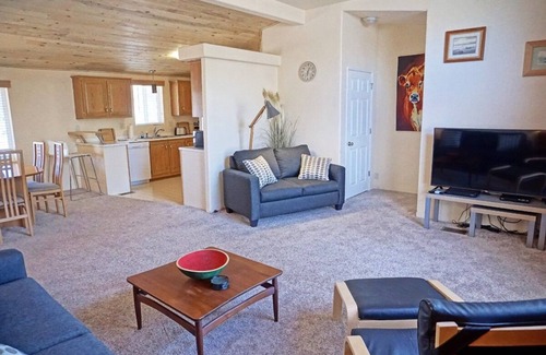 Ticaboo Haus | Air Conditioning, Close to Lake Powell & Bullfrog Marina, OHV Trails near home
