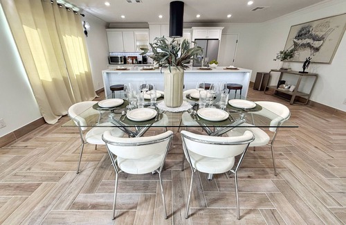 Scottsdale Estates Nine Haus | Close to Old Town! Heated Pool + HUGE hot tub. Chic & Cozy Scottsdale home!