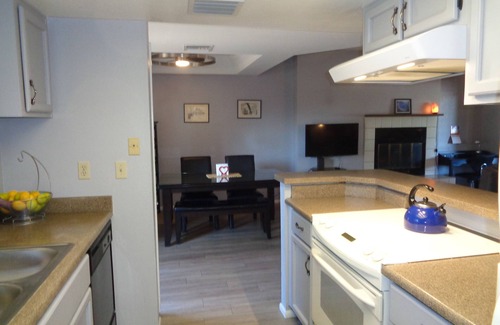 Camelback East Eigentumswohnung | Close to Popular Biltmore Area, Pet Friendly Boutique Community