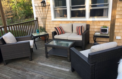 East Chop Haus | JULI WOCHENENDE UND ENDE AUGUST VERFÜGBAR! NEU RENOVIERT, IN DER NÄHE DER STADT, A / C