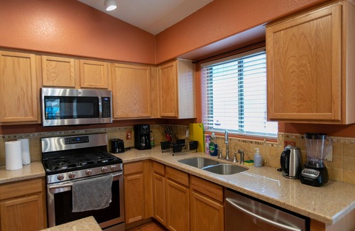 Tucson Haus | Closed by I-10, airport, Air and Space museum, downtown and UoA
