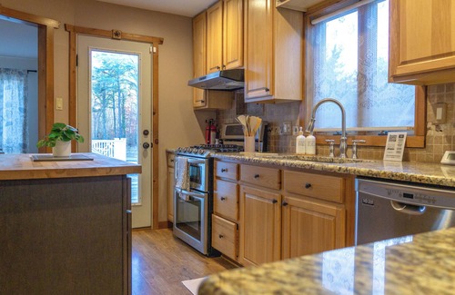 Milmay Sonstige | ClubDivot - A Modern Farm Style Home with Pool and Backyard Bar