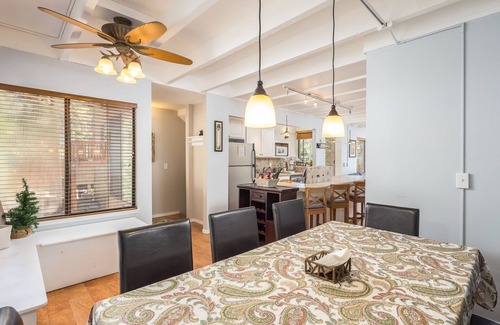 Zephyr Cove Haus | Tahoe Getaway, friedlicher Familienurlaub! Atemberaubende Aussicht, nahe der Innenstadt und dem Strand