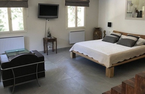 Sainte-Anastasie-sur-Issole Bed & Breakfast | CAMPAIGN - BED AND BREAKFAST PRIVATE SUITE - PRIVATE SPA VERANDA & POOL