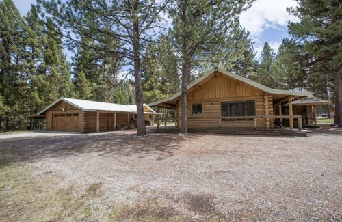 Darby Kabine | Coal Creek Mountain Lodge PREMIER mountain lodge with beautiful scenic views!