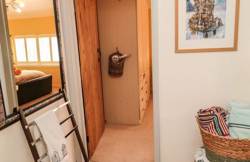 Bamburgh Hütte | COAST COTTAGE, pet friendly, character holiday cottage in Bamburgh