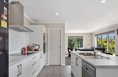 Tirohanga Haus | Coast View Farm Stay