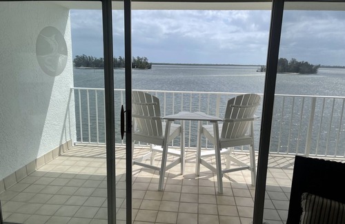 Sebastian Eigentumswohnung | Coastal Beach style condo with private balcony and boat slip.