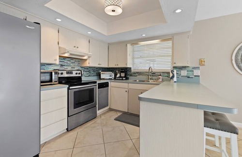 Marineland Acres Haus | Coastal Charm: 3BR Beach Haven, Deck View & Family Fun