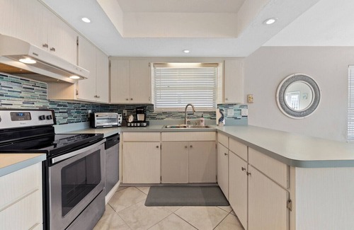 Marineland Acres Haus | Coastal Charm: 3BR Beach Haven, Deck View & Family Fun