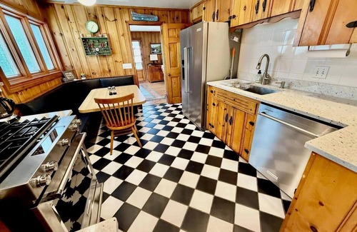 Sussex County Hütte | Coastal Cottage Just Steps from Beach with Private Elevator & Spacious Porches!