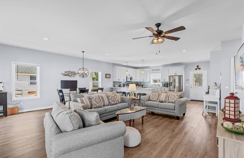 Captain's Cove Haus | Coastal Crab - Waterfront with incredible Amenities.