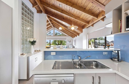 Half Moon Bay Haus | Coastal Family Getaway with Pool | Wi-Fi & Netflix