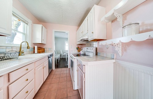 Euclid Hütte | Coastal Lake Erie Cottage w/ Amazing Water Views!