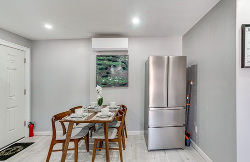 Lynn Haus | Coastal Lynn Escape w/Fireplace: 3 Mi to Beaches