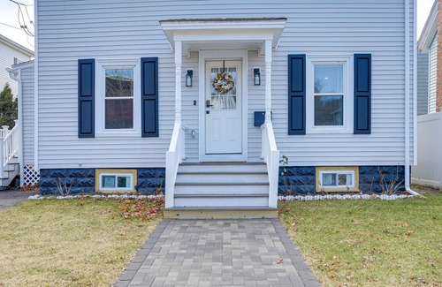 Lynn Haus | Coastal Lynn Escape w/Fireplace: 3 Mi to Beaches