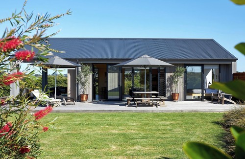 Muriwai Haus | Coastal Retreat at Muriwai Beach