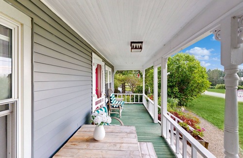 East Sullivan Haus | Coastal Serenity Retreat with Ocean Views, Spacious Porch and Modern Comforts