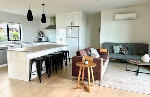 Mangawhai Haus | Coastal Vibes - Modern, well-equipped, family friendly home with lovely Estuary views