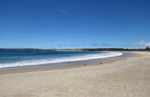 Shellharbour Haus | Coastal Vibes - Walk to beach, Marina, Cafes and Pubs