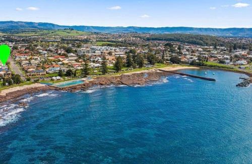 Shellharbour Haus | Coastal Vibes - Walk to beach, Marina, Cafes and Pubs
