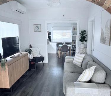 Shellharbour Haus | Coastal Vibes - Walk to beach, Marina, Cafes and Pubs