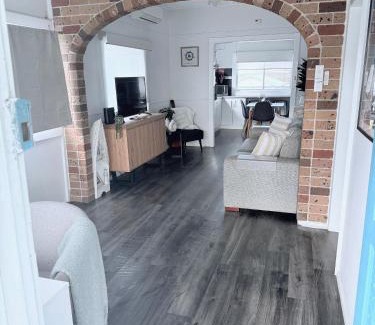 Shellharbour Haus | Coastal Vibes - Walk to beach, Marina, Cafes and Pubs
