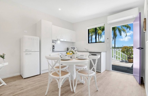 Repton Wohnung | Cockatoo - Sleeps 5, Luxe Riverside Retreat