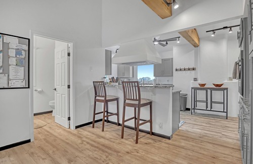 Cocoa Isles Haus | Coco Sands Riverfront Pool Home w/5 Bedrms - 3 min to the beach