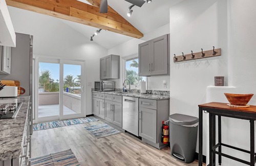 Cocoa Isles Haus | Coco Sands Riverfront Pool Home w/5 Bedrms - 3 min to the beach