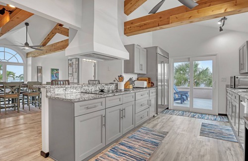 Cocoa Isles Haus | Coco Sands Riverfront Pool Home w/5 Bedrms - 3 min to the beach