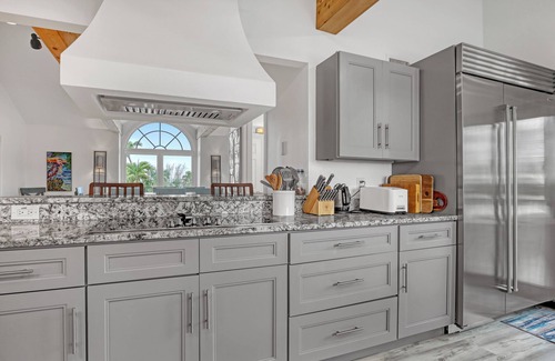 Cocoa Isles Haus | Coco Sands Riverfront Pool Home w/5 Bedrms - 3 min to the beach