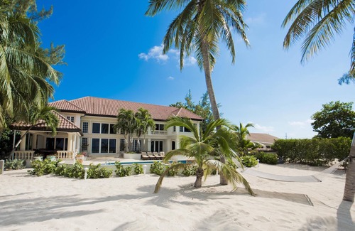 Seven Mile Beach Haus | Coconut Walk: Luxuriöse Seven Mile Beach Mansion mit abgelegenem Barefoot Beach und Pool