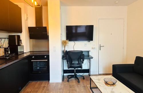 Tremblay-en-France Wohnung | Cocoon break near CDG Airport & 30 min from Paris