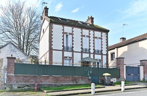 Tournan-en-Brie Wohnung | Cocoon d'Ébène - À 20 min du parc Disneyland Paris