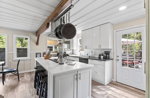 Lake Forest Kabine | Cody Bear Cabin | Pet Friendly w/ Hot Tub!