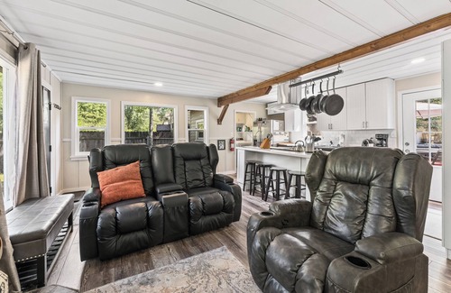 Lake Forest Kabine | Cody Bear Cabin | Pet Friendly w/ Hot Tub!