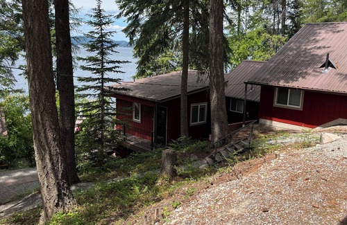 Harrison Kabine | Coeur d'Alene Lake Escape -Stunning Views, Private Beach, and Cozy Retreat!