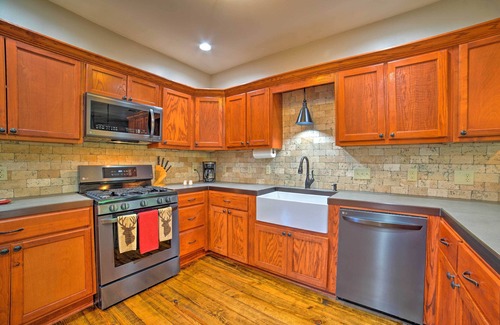 Coffeeville Kabine | NEU! Coffeeville Cabin w / Deck ~ 7 Mi. nach Grenada Lk