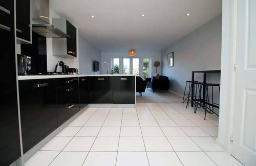 Magor Haus | Cohost Partners Cozy 4 Bed Home with Garden