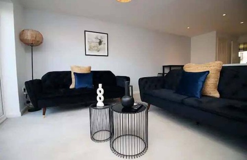 Magor Haus | Cohost Partners Cozy 4 Bed Home with Garden