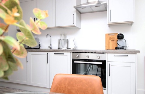 Swindon Wohnung | Cohost Partners Modern 2BR Apartment Free Parking