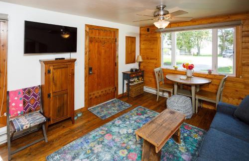 Ephraim Haus | Collings Summer House by Simple Life Rentals