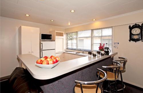 Merivale Hotel | Colonial Inn Motel