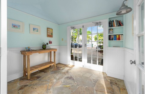 Old Town Hütte | Colony Poolside: Ein Bungalow mit Charme in der Nähe des historischen Friedhof